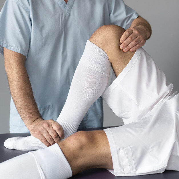 IntegraMed specialist examining a knee before arthroscopic shoulder and knee surgery in Palm Beach.